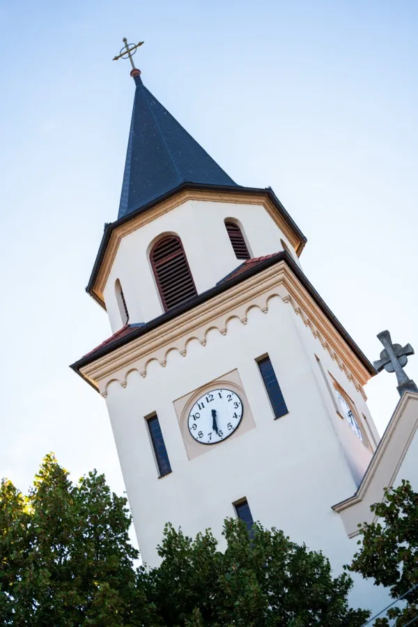 Veža kostola v Kalinkove s hodinami