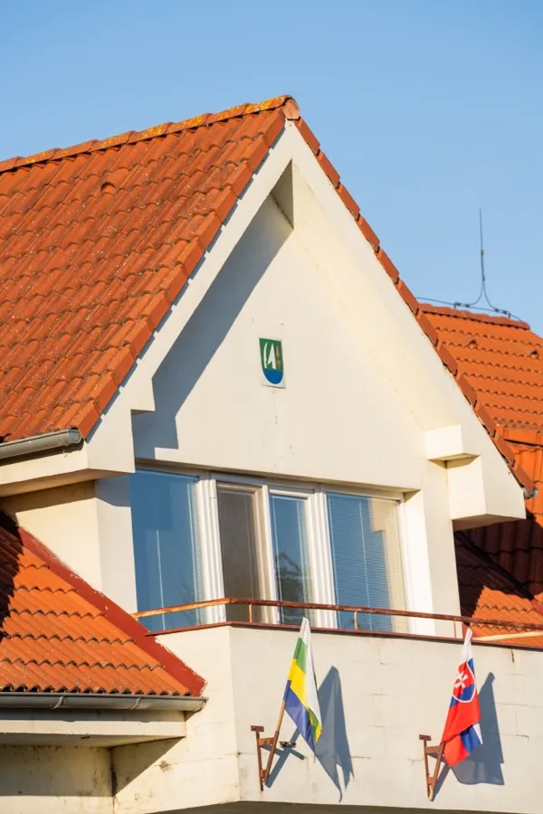 Budova obecného úradu so znakom obce