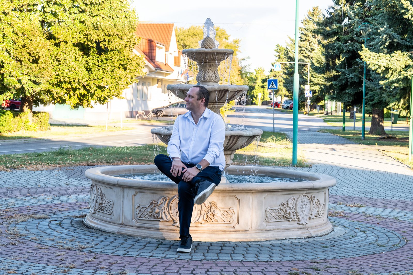 Fontána v Kalinkove v prevádzke, David Gavaľa sedí na jej okraji